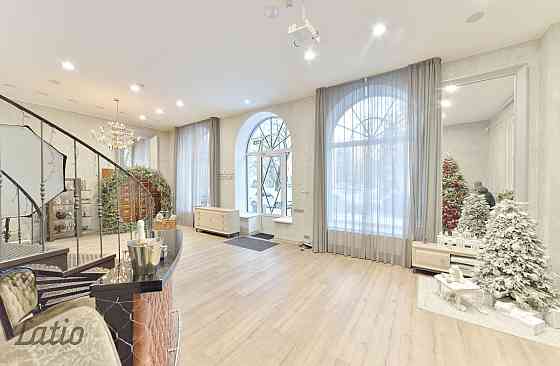 Pārdod tirdzniecības/biroja/salona telpas Ausekļa ielā 5 ēkas pirmajā stāvā ar atsevišķu ieeju no ie Рига