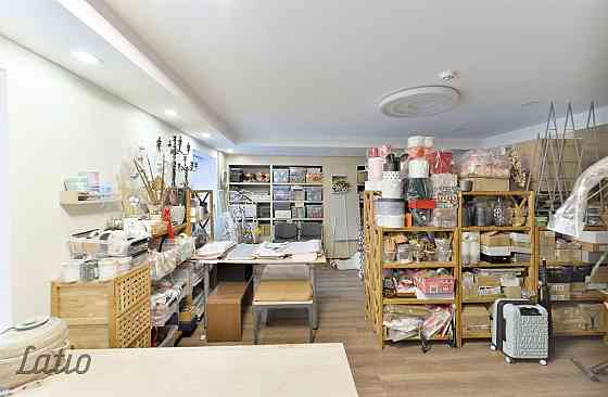 Pārdod tirdzniecības/biroja/salona telpas Ausekļa ielā 5 ēkas pirmajā stāvā ar atsevišķu ieeju no ie Рига