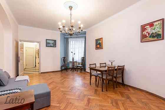 Izīrējam plašu dzīvokli vēsturiskā centra namā!

Piedāvājam ērtu dzīvokli piektajā stāvā ēkā ar lift Рига