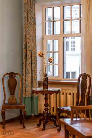 Izīrējam plašu dzīvokli vēsturiskā centra namā!

Piedāvājam ērtu dzīvokli piektajā stāvā ēkā ar lift Рига