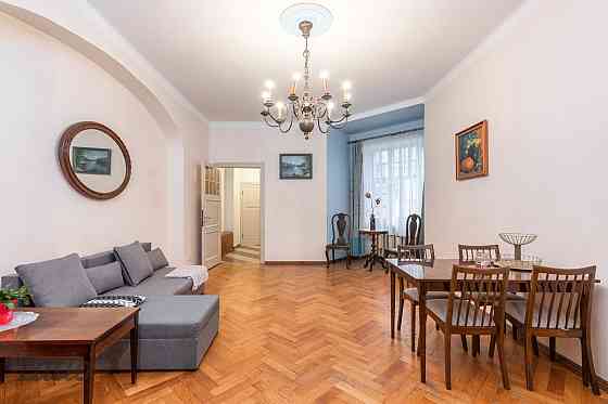 Izīrējam plašu dzīvokli vēsturiskā centra namā!

Piedāvājam ērtu dzīvokli piektajā stāvā ēkā ar lift Рига