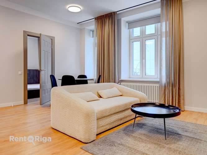 Mēbelēts 2-istabu dzīvoklis jūgendstila ēkā Rīgas Centrā.  Krišjāņa Valdemāra ielā 61 Rīga - foto 1