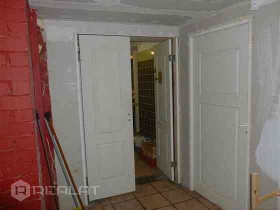 Pārdod gaišas biroja telpas otrajā stāvā, laba atrašanās vieta, ieeja no ielas.  Māja un mājas ekstr Rīga