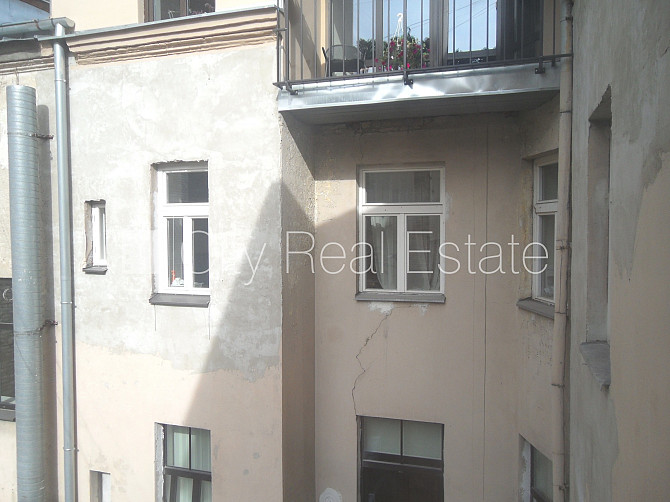 Fasādes māja, slēgts pagalms, vieta automašīnai, ieeja no pagalma, kāpņu telpa pēc Rīga - foto 5