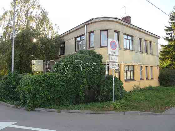 Фасадный дом, кирпичные стены, вход с улицы, в доме подключено 3 фазовое Rīga