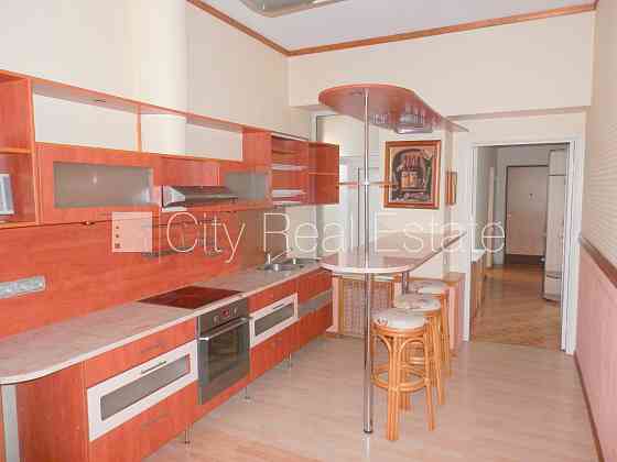 Фасадный дом, закрытый двор, бесплатная стоянка во дворе, вход со двора, Рижский район