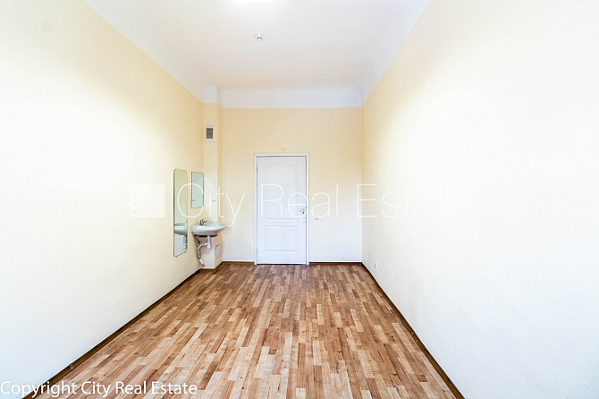 Fasādes māja, ieeja no ielas, ir lifts, kāpņu telpa pēc kapitālā remonta, logi vērsti uz Rīga - foto 3