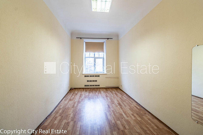 Fasādes māja, ieeja no ielas, ir lifts, kāpņu telpa pēc kapitālā remonta, logi vērsti uz Rīga - foto 5