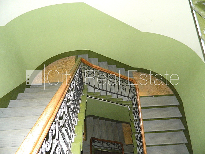 Fasādes māja, ieeja no ielas, ir lifts, kāpņu telpa pēc kapitālā remonta, logi vērsti uz Rīga - foto 8