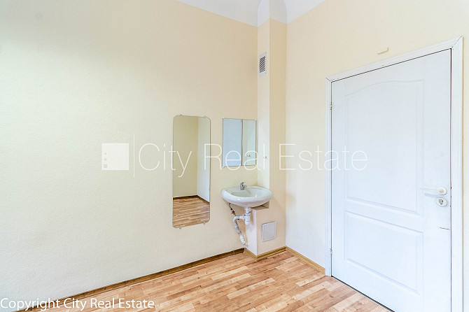 Fasādes māja, ieeja no ielas, ir lifts, kāpņu telpa pēc kapitālā remonta, logi vērsti uz Rīga - foto 4