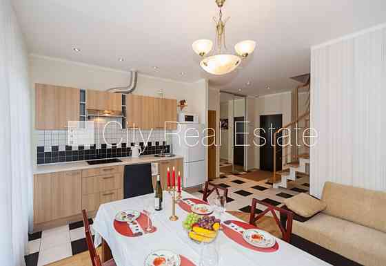 Здание во дворе, реновированный дом, благоустроенный озеленённый двор, закрытый Юрмала