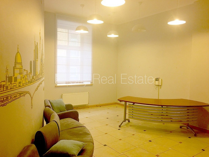 Fasādes māja, renovēta māja, ieeja no ielas, kāpņu telpa pēc kapitālā remonta, logi Rīga - foto 2