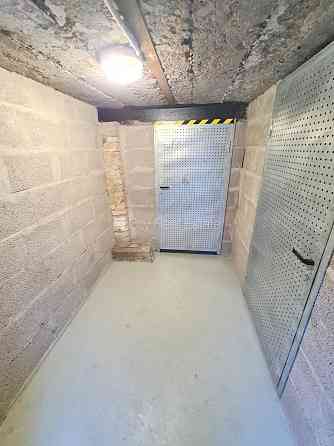 Здание во дворе, реновированный дом, закрытый двор, возможность аренды парковки, Rīga