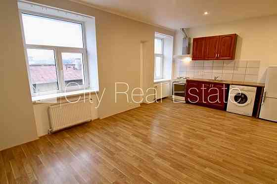 Здание во дворе, реновированный дом, закрытый двор, вход с улицы, лестничная Rīga