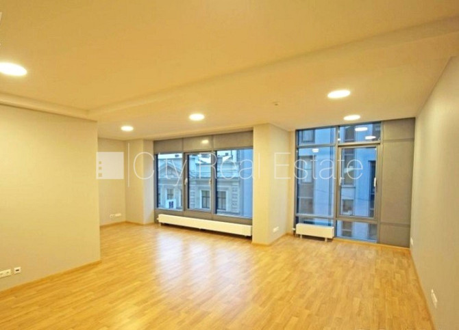 Jaunceltne, fasādes māja, ieeja no pagalma, ir lifts, logi vērsti mājas abās pusēs, Rīga - foto 12