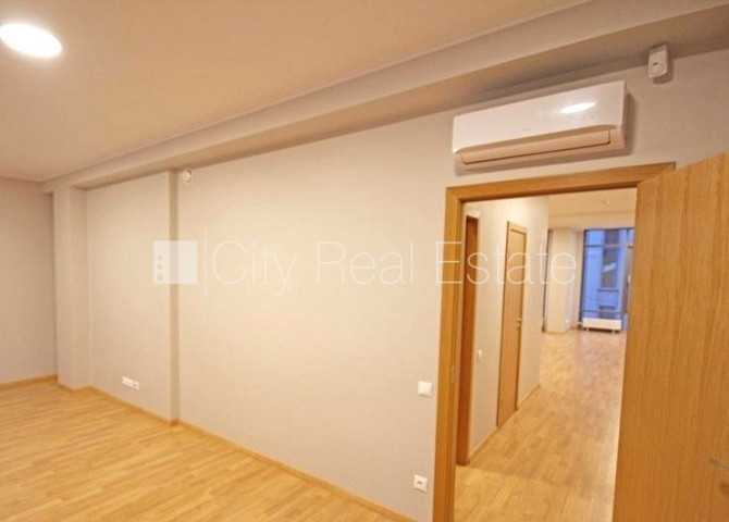 Jaunceltne, fasādes māja, ieeja no pagalma, ir lifts, logi vērsti mājas abās pusēs, Rīga - foto 10