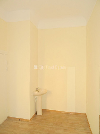 Fasādes māja, renovēta māja, ieeja no ielas, ir lifts, kāpņu telpa pēc kapitālā remonta, Rīga - foto 3