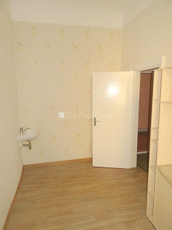 Fasādes māja, renovēta māja, ieeja no ielas, ir lifts, kāpņu telpa pēc kapitālā remonta, Rīga - foto 8