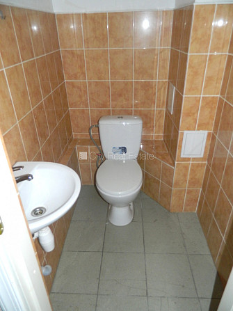 Fasādes māja, renovēta māja, ieeja no ielas, ir lifts, kāpņu telpa pēc kapitālā remonta, Rīga - foto 11