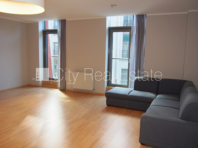 Jaunceltne, fasādes māja, labiekārtota apzaļumota teritorija, bruģēts piebraucamais ceļš, Rīga - foto 2