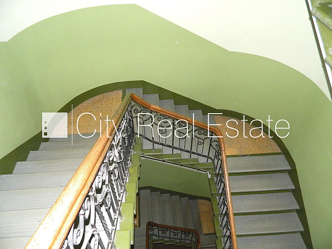 Fasādes māja, renovēta māja, ieeja no ielas, ir lifts, kāpņu telpa pēc kosmētiskā remonta, Rīga - foto 14