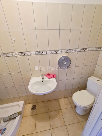 Fasādes māja, renovēta māja, ieeja no ielas, ir lifts, kāpņu telpa pēc kosmētiskā remonta, Rīga - foto 9