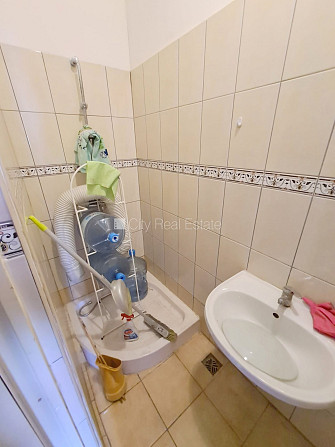 Fasādes māja, renovēta māja, ieeja no ielas, ir lifts, kāpņu telpa pēc kosmētiskā remonta, Rīga - foto 8