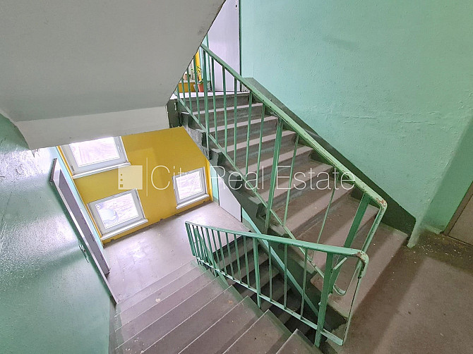 Fasādes māja, ieeja no pagalma, ir lifts, kāpņu telpa pēc kosmētiskā remonta, lodžija, logi Rīga - foto 19