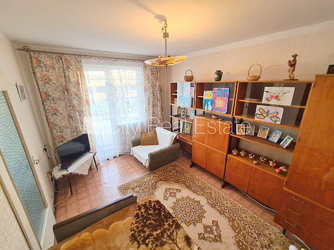 Fasādes māja, ieeja no pagalma, ir lifts, kāpņu telpa pēc kosmētiskā remonta, lodžija, logi Rīga - foto 2