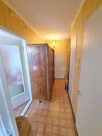 Fasādes māja, ieeja no pagalma, ir lifts, kāpņu telpa pēc kosmētiskā remonta, lodžija, logi Rīga - foto 15