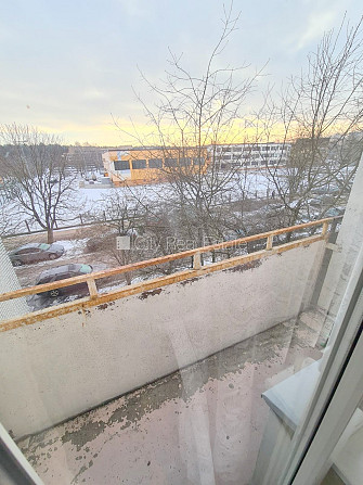 Fasādes māja, ieeja no pagalma, ir lifts, kāpņu telpa pēc kosmētiskā remonta, lodžija, logi Rīga - foto 6