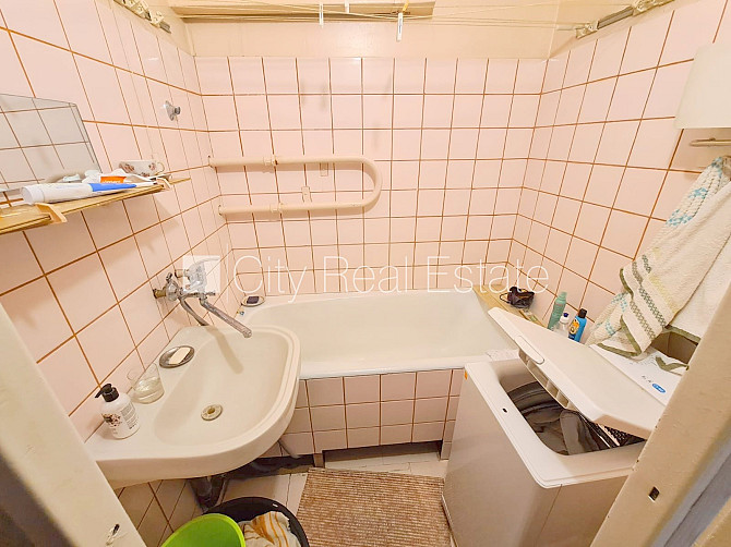 Fasādes māja, ieeja no pagalma, ir lifts, kāpņu telpa pēc kosmētiskā remonta, lodžija, logi Rīga - foto 13