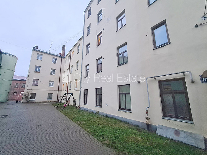 Fasādes māja, ieeja no ielas, logi vērsti uz pagalma pusi, istaba izolēta 20 m2, virtuve, Rīga - foto 14