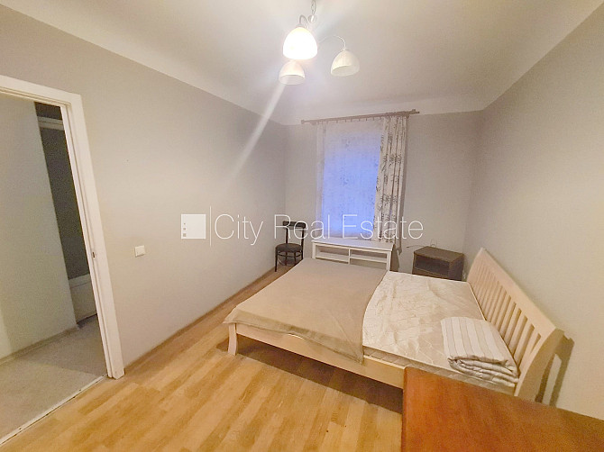 Fasādes māja, ieeja no ielas, logi vērsti uz pagalma pusi, istaba izolēta 20 m2, virtuve, Rīga - foto 3