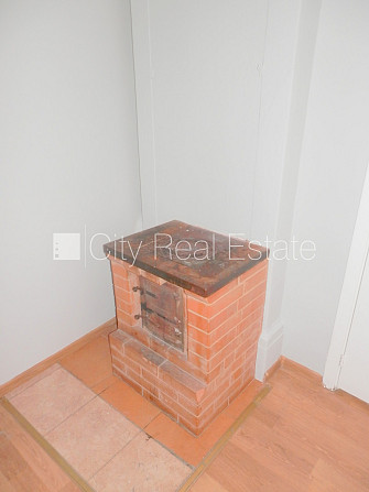 Fasādes māja, ieeja no ielas, logi vērsti uz pagalma pusi, istaba izolēta 20 m2, virtuve, Rīga - foto 5