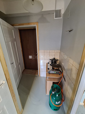 Fasādes māja, ieeja no ielas, logi vērsti uz ielas pusi, istaba izolēta, virtuve, augstie Rīga - foto 15