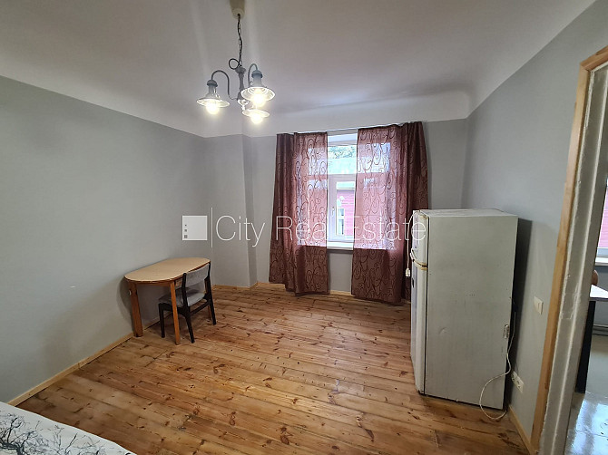 Fasādes māja, ieeja no ielas, logi vērsti uz ielas pusi, istaba izolēta, virtuve, augstie Rīga - foto 5