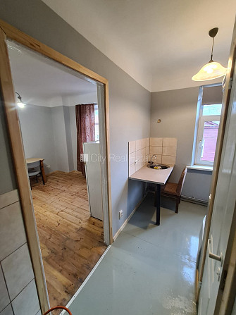 Fasādes māja, ieeja no ielas, logi vērsti uz ielas pusi, istaba izolēta, virtuve, augstie Rīga - foto 8