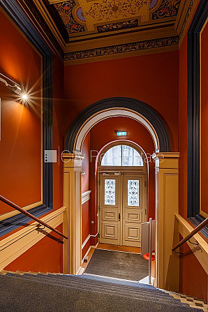 Fasādes māja, renovēta māja, ieeja no ielas, kāpņu telpa pēc kapitālā remonta, logi Rīga - foto 20