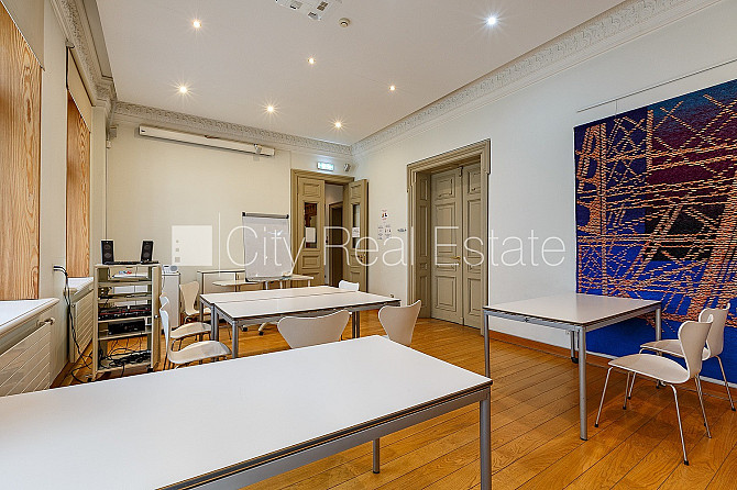 Fasādes māja, renovēta māja, ieeja no ielas, kāpņu telpa pēc kapitālā remonta, logi Rīga - foto 16