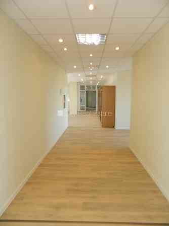 Фасадный дом, благоустроенная озеленённая территория, места для нескольких Rīga