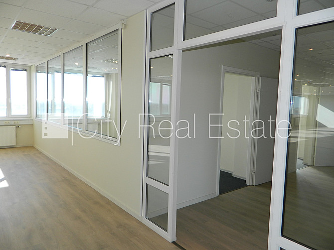 Fasādes māja, labiekārtota apzaļumota teritorija, vieta vairākām automašīnām, ir lifts, Rīga - foto 9