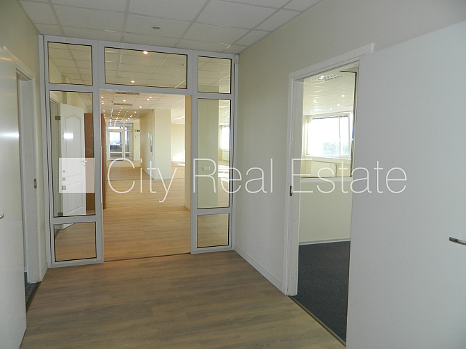 Fasādes māja, labiekārtota apzaļumota teritorija, vieta vairākām automašīnām, ir lifts, Rīga - foto 18