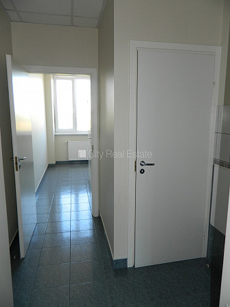 Fasādes māja, labiekārtota apzaļumota teritorija, vieta vairākām automašīnām, ir lifts, Rīga - foto 16