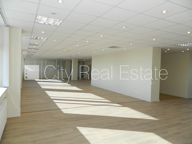 Fasādes māja, labiekārtota apzaļumota teritorija, vieta vairākām automašīnām, ir lifts, Rīga - foto 1