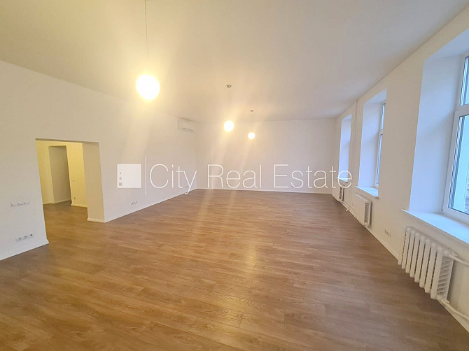 Fasādes māja, renovēta māja, ieeja no ielas, ir lifts, kāpņu telpa pēc kapitālā remonta, Rīga - foto 5