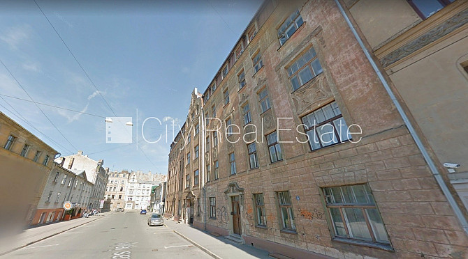 Pagalma ēka, slēgts pagalms, ieeja no pagalma, kāpņu telpa pēc kosmētiskā remonta, logi Rīga - foto 16