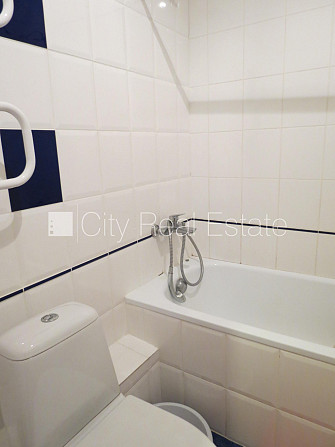 Фасадный дом, благоустроенная озеленённая территория, место для машины, Юрмала - изображение 10