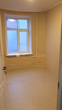 Fasādes māja, renovēta māja, ieeja no ielas, ir lifts, kāpņu telpa pēc kosmētiskā remonta, Rīga - foto 2