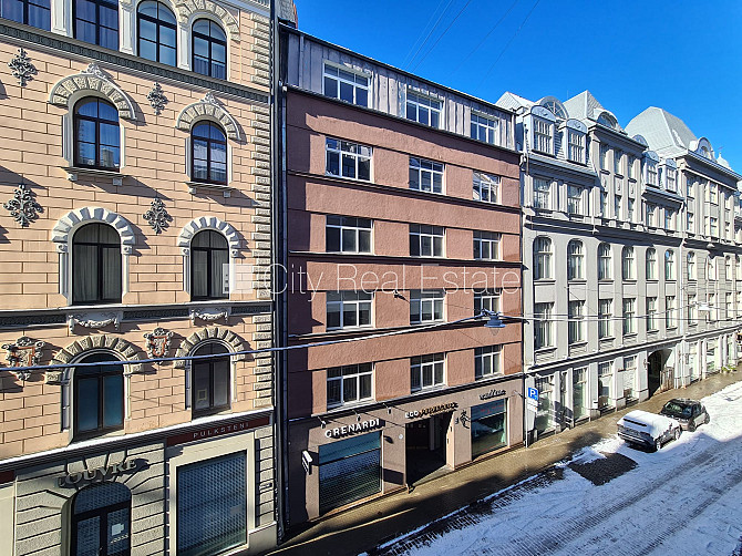 Fasādes māja, renovēta māja, ieeja no ielas, ir lifts, kāpņu telpa pēc kapitālā remonta, Rīga - foto 14